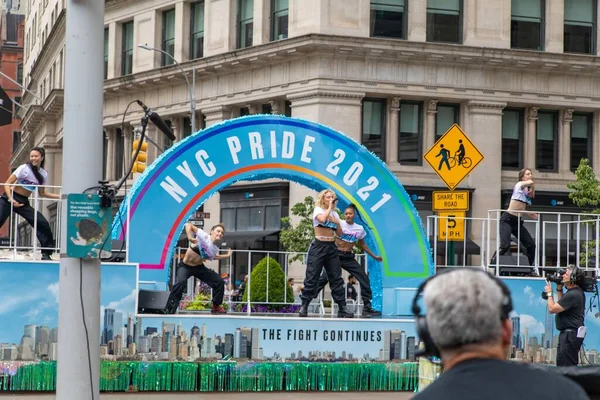 Piosenkarka Występująca Żywo Paradzie Pride Month Parade 2021 Ulicach Nowego — Zdjęcie stockowe