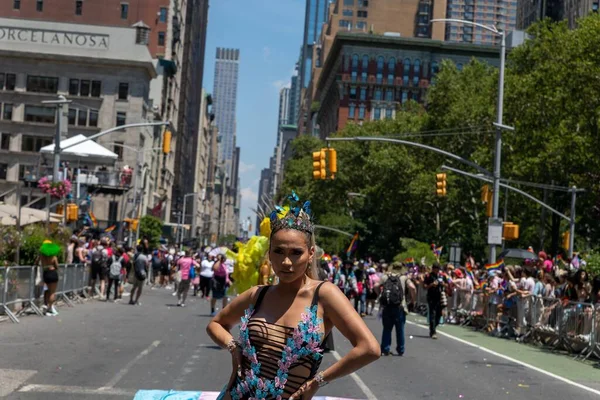 Люди Празднующие Парад Гордости 2022 Года Улицах Нью Йорка Сша — стоковое фото