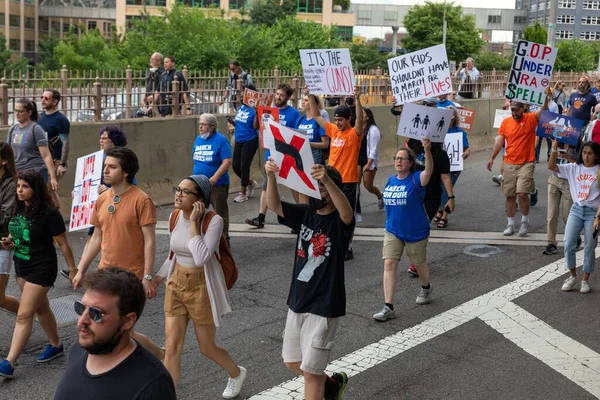 Grote Menigte Protesteert Tegen Wapens Lopend Van Cadman Plaza Brooklyn — Stockfoto