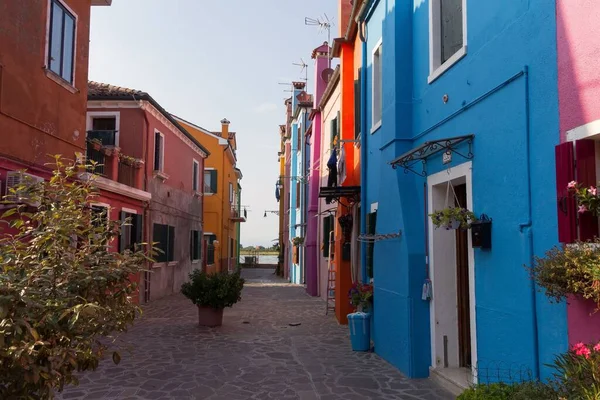 Eine Schmale Straße Umgeben Von Bunten Gebäuden Venedig Italien — Stockfoto