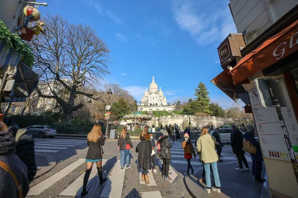 フランス モンマルトルの丘 聖ハート大聖堂の背景を歩く観光客 — ストック写真