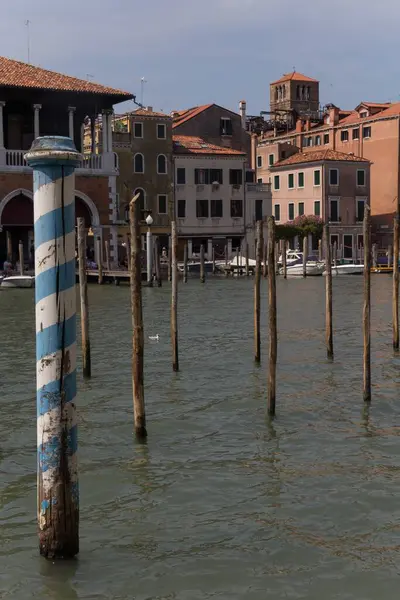 Tiro Vertical Edifícios Históricos Longo Dos Canais Veneza Itália — Fotografia de Stock