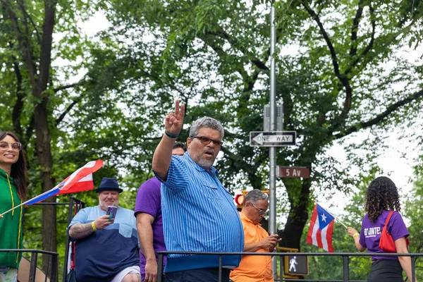 Ein Alter Mann Mit Blauem Hemd Feiert Die Parade Zum — Stockfoto