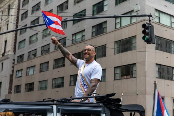 ニューヨークのプエルトリコの日パレードを祝う旗を持った車の中の若い男 — ストック写真