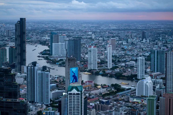 バンコクの街の風景の高点から 美しい夕日と川の景色 水平射撃 — ストック写真