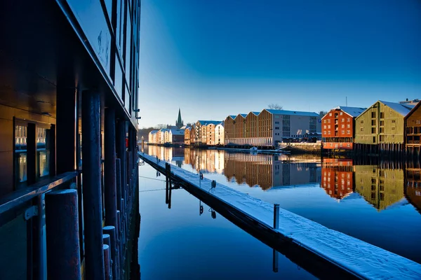 Vacker Bild Färgglada Byggnader Nära Nidaros River Bryggor Trondheim Norge — Stockfoto