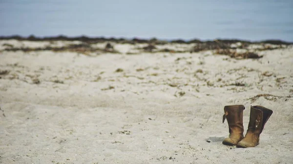 Par Botas Marrons Uma Praia Areia — Fotografia de Stock