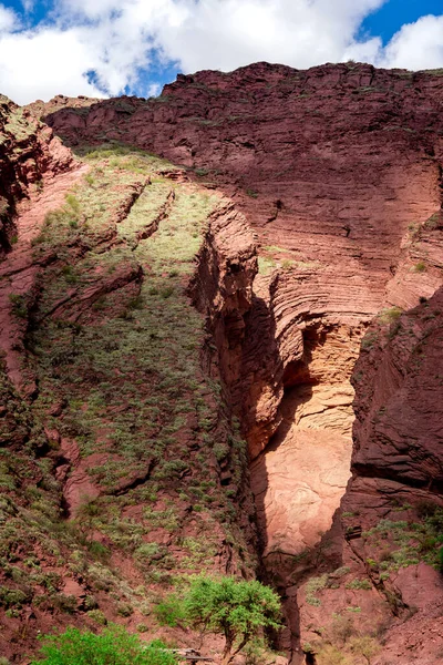 Uma Bela Vista Uma Caverna Sob Céu Azul Dia Ensolarado — Fotografia de Stock