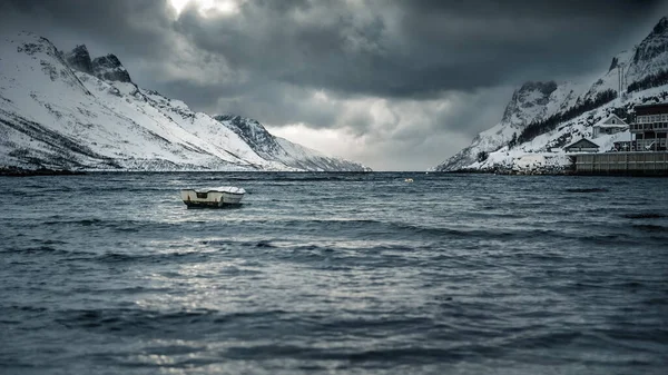 Vacker Bild Båt Ersfjorden Nära Kvaloya Norge Molnigt Väder — Stockfoto