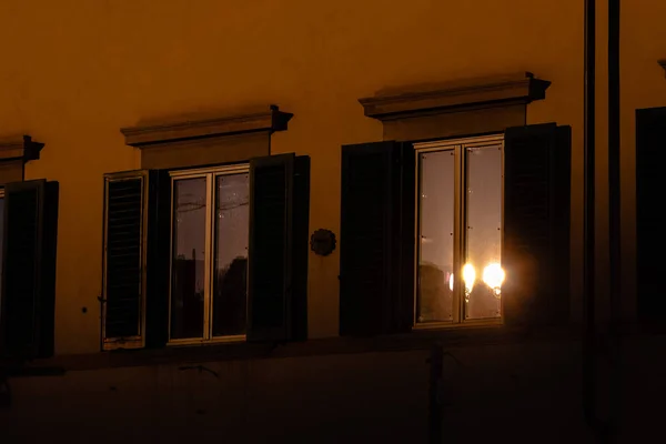 Floransa Talya Modern Bir Binanın Pencerelerinin Yakın Çekimi — Stok fotoğraf