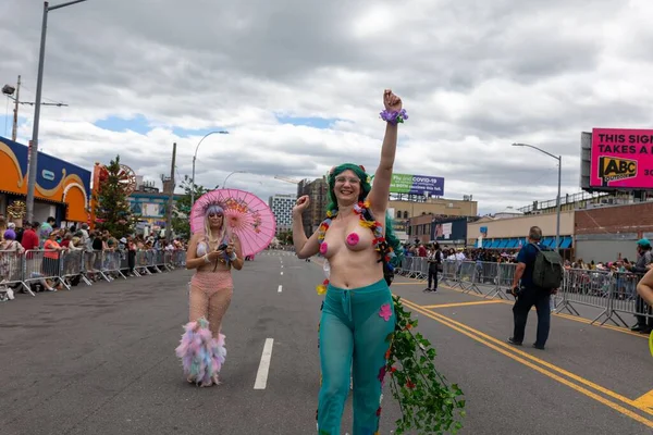 Large Crowds People Streets Brooklyn Celebrating 40Th Coney Island Mermaid — Stock Photo, Image