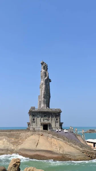 Pionowe Ujęcie Posągu Thiruvalluvar Nad Oceanem Bezchmurny Dzień — Zdjęcie stockowe