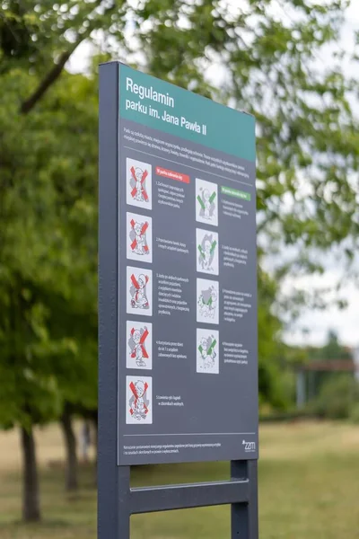 ポーランドのJana Pawla公園の入り口で異なるルールの標識の垂直ショット — ストック写真