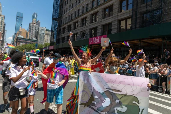 Vrolijke Mensen Wandelen Trotse Parade New York City Juni 2022 — Stockfoto