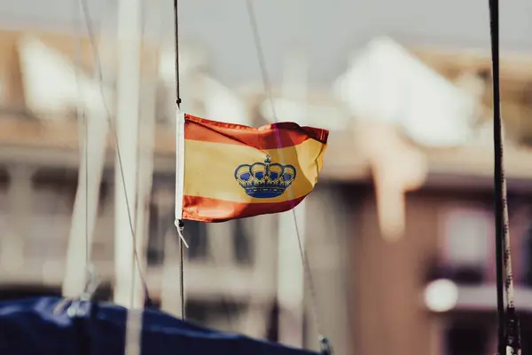 船桅上的西班牙国旗的照片 — 图库照片