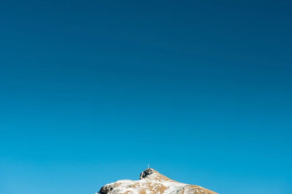 Heldere Lucht Met Gradiënt Blauw Effect Een Top Gluren Hieronder — Stockfoto