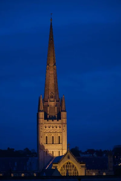 英国诺里奇城堡夜间照明塔的垂直拍摄 — 图库照片