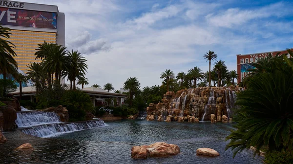 Volcán Icónico Mirage Rodeado Agua Las Vegas Bajo Cielo Azul — Foto de Stock