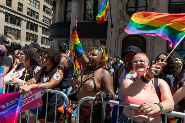 Een Menigte Pride Parade Een Zonnige Ochtend — Stockfoto
