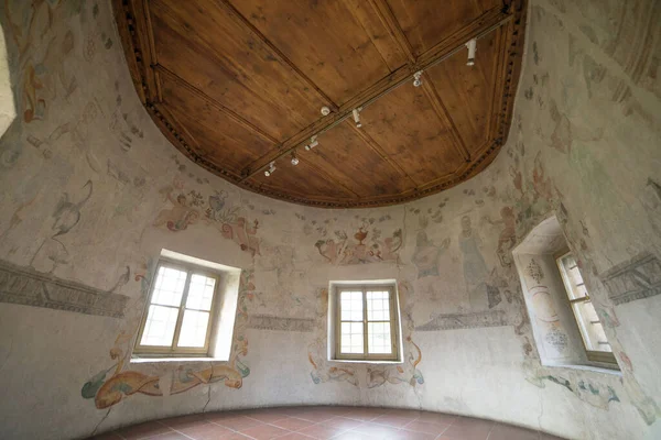 Bellissimo Interno Vecchio Edificio Con Dipinti Sulle Pareti Soffitto Legno — Foto Stock