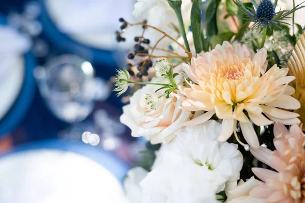 ピクニックテーブルの上で美しい花の配置のクローズアップショット — ストック写真