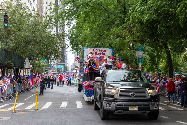 Большая Толпа Людей Выходящих Праздновать Парад Честь Дня Пуэрто Рико — стоковое фото