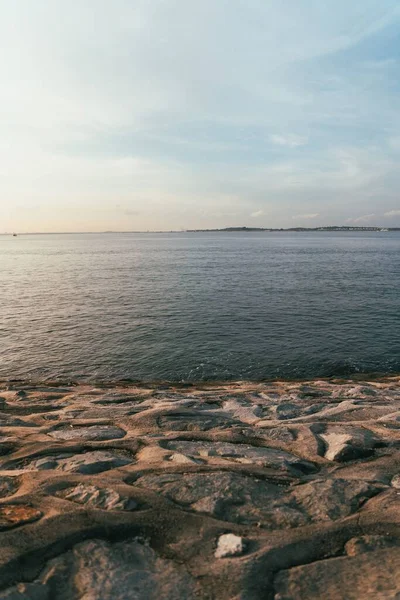 Colpo Verticale Una Spiaggia Sabbia Con Paesaggio Acquatico Orizzonte — Foto Stock