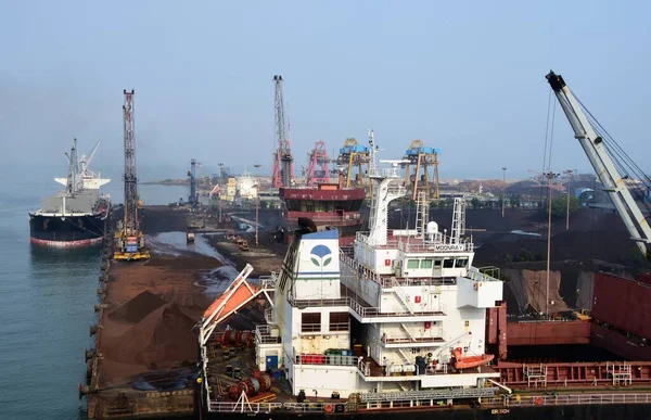Fotoğraf Nisan 2019 New Mangalore Hindistan Limanındaki Gemileri Yüklemek Boşaltmak — Stok fotoğraf