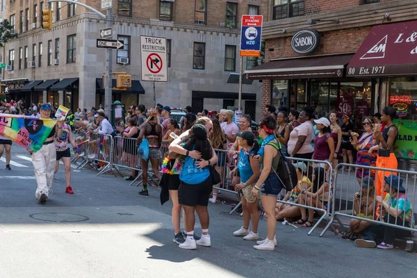 ニューヨーク市の路上でプライドパレードを祝う人々の大群衆 — ストック写真
