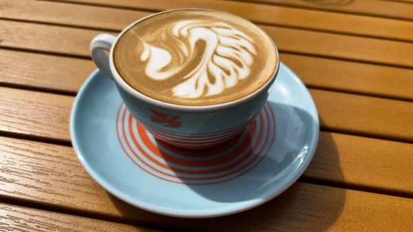 Nagy Látószögű Kilátás Egy Csésze Cappuccino Latte Art Felületen — Stock Fotó