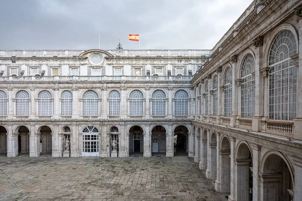 Wewnętrzny Dziedziniec Pałacu Królewskiego Madrycie Flagą Hiszpanii — Zdjęcie stockowe