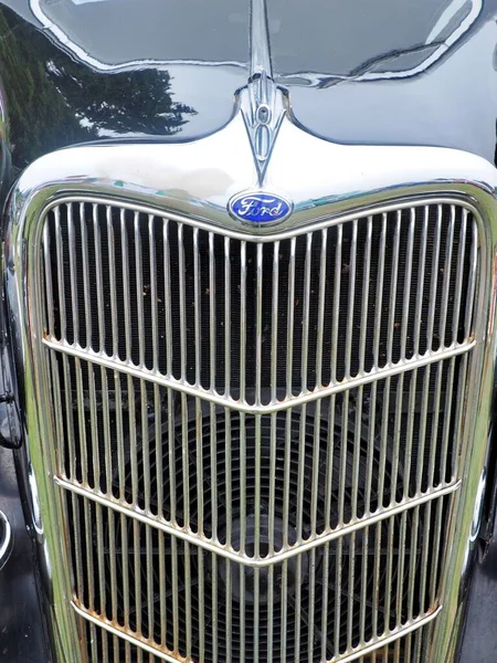 Κάθετη Γκρο Πλαν Μερική Άποψη Του Κλασικού Αυτοκινήτου Ford — Φωτογραφία Αρχείου