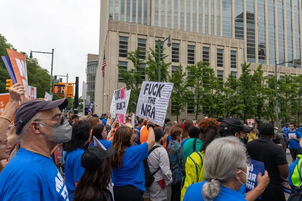 Grande Folla Che Protesta Contro Armi Passeggiando Cadman Plaza Brooklyn — Foto Stock