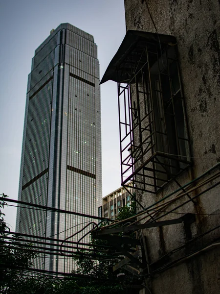 Plano Vertical Antiguo Edificio Residencial Junto Rascacielos Moderno Con Cielo — Foto de Stock