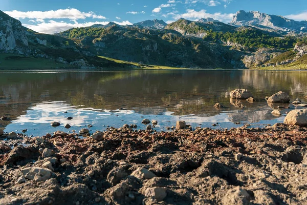 Ein Malerischer Blick Auf Einen See Umgeben Von Wunderschönen Bergen — Stockfoto