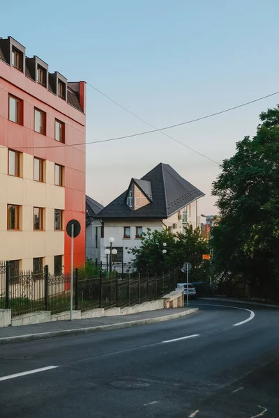 Una Calle Vacía Durante Día Con Edificios Árboles Fondo — Foto de Stock