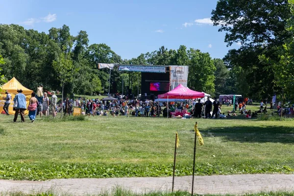 在一个阳光明媚的日子 布鲁克林展望公园举行的第十三届六月节庆祝活动上 一群人聚集在一起 — 图库照片