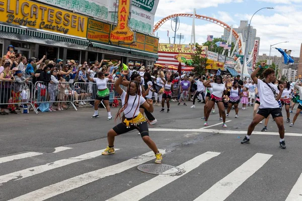 Människorna Dansar Gatan Den Årliga Sjöjungfru Paraden Coney Island — Stockfoto