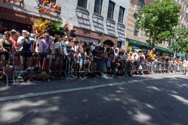 26 Haziran 2022 'de New York' ta yürüyüş yapan neşeli insanlar.