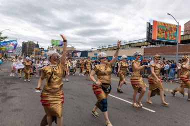Brooklyn sokaklarındaki kalabalık Coney Adası Deniz Kızı Geçidi 'nin 40. yıldönümünü kutluyor.