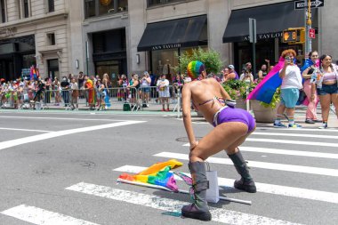 New York City, ABD 'de 2021 sayılı Onur Yürüyüşü' nü kutlayan insanlar