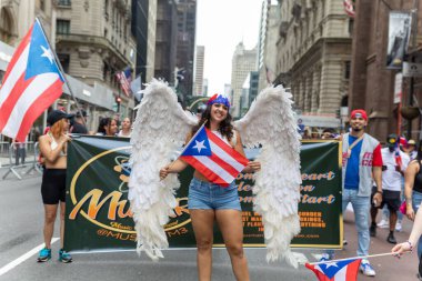 Porto Riko Günü Geçit Töreni 'ni New York City sokaklarında kutlayan kalabalık.