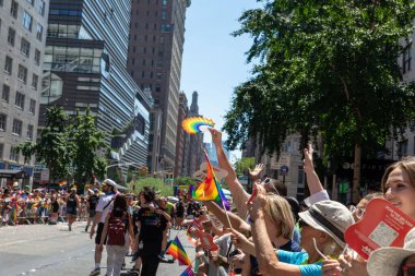 New York 'taki Onur Yürüyüşü' nde bir sürü genç insan var.