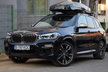 Yoldaki siyah bir BMW 'nin manzarası