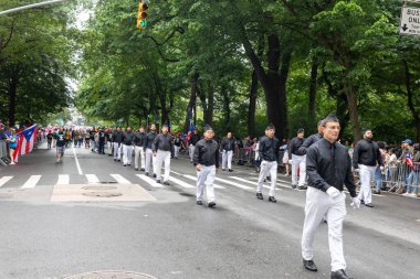 New York 'taki Porto Riko Günü Geçit Töreni' nde üniformalı insanlar