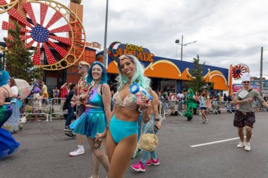 Brooklyn sokaklarındaki kalabalık Coney Adası Deniz Kızı Geçidi 'nin 40. yıldönümünü kutluyor.