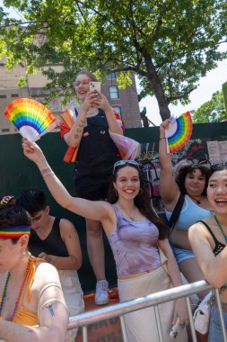 New York 'taki Onur Yürüyüşü' nde bir sürü genç insan var.