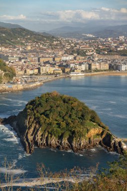 İspanya 'nın San Sebastian kentindeki Biscay Körfezi' ndeki bir adanın havadan çekilmiş görüntüsü.