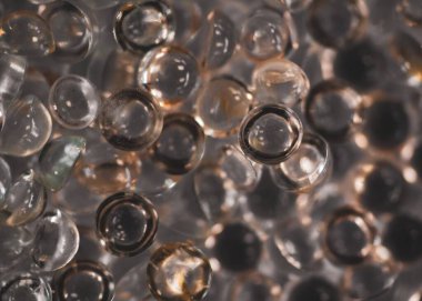 Şeffaf parlak taşların yakın çekim üst görüntüsü