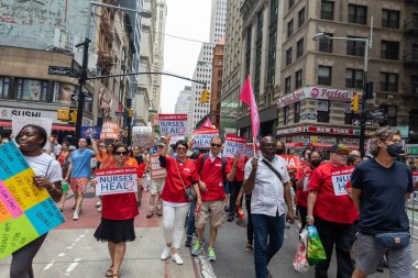 Silahları protesto eden büyük bir kalabalık. Brooklyn 'deki Cadman Plaza' dan Brooklyn Köprüsü üzerinden New York 'a yürüyorum.